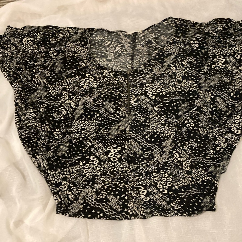 Lush Boutique brand women’s zippered, lightweight batwing pull over.